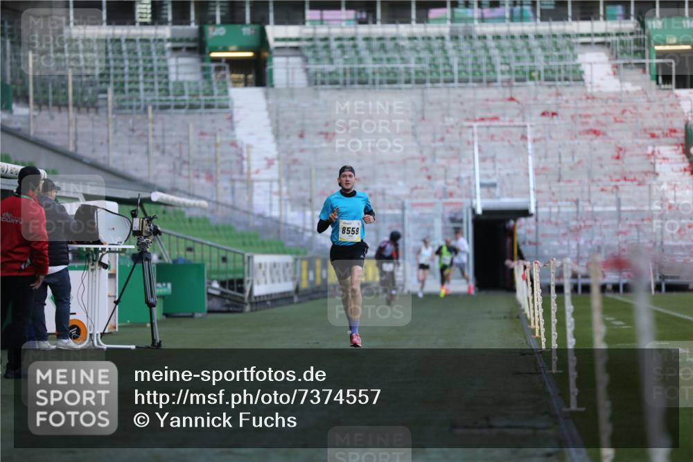 06.10.2024 - 19. swb-Marathon Bremen Yannick Fuchs http://msf.ph/oto/7374557 06.10.2024 10:16:25 Laufen im Stadion 7498, 8559 meine-sportfotos.de