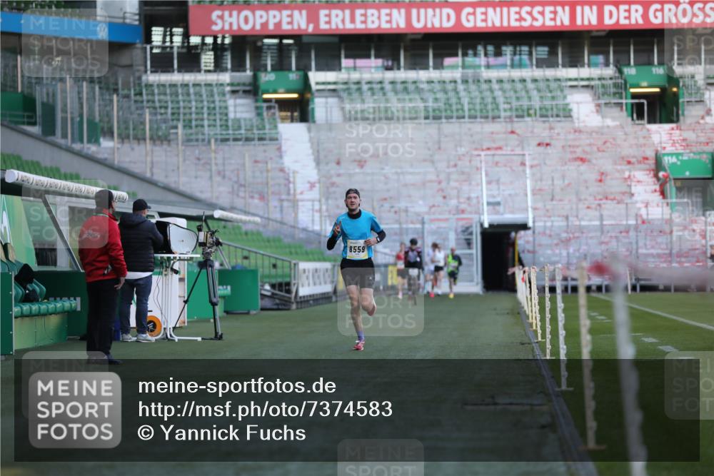 06.10.2024 - 19. swb-Marathon Bremen Yannick Fuchs http://msf.ph/oto/7374583 06.10.2024 10:16:25 Laufen im Stadion 7498, 8559 meine-sportfotos.de
