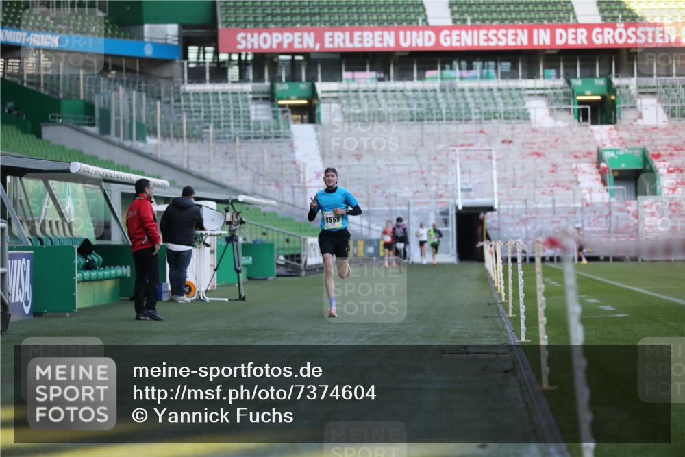 06.10.2024 - 19. swb-Marathon Bremen Yannick Fuchs http://msf.ph/oto/7374604 06.10.2024 10:16:26 Laufen im Stadion 7498, 8559 meine-sportfotos.de