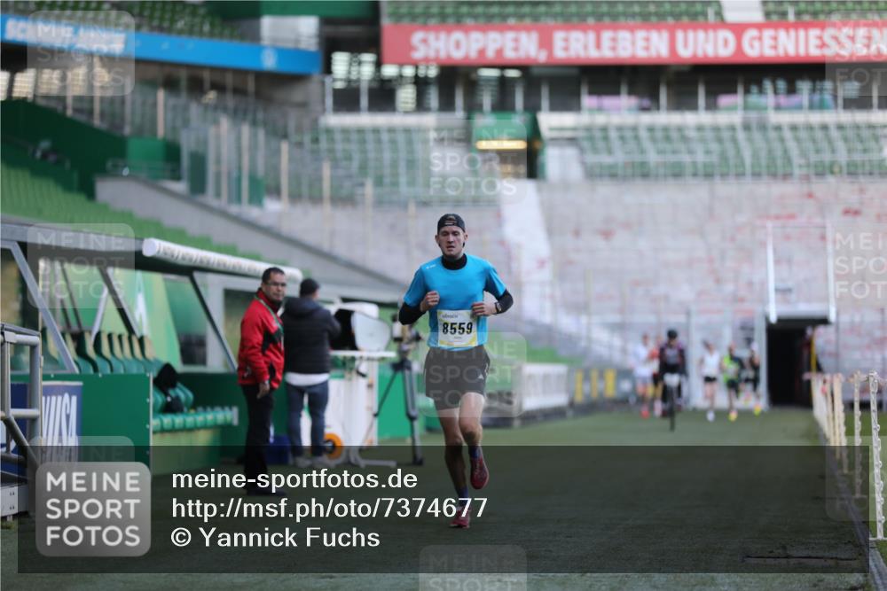 06.10.2024 - 19. swb-Marathon Bremen Yannick Fuchs http://msf.ph/oto/7374677 06.10.2024 10:16:27 Laufen im Stadion 7498, 8559 meine-sportfotos.de