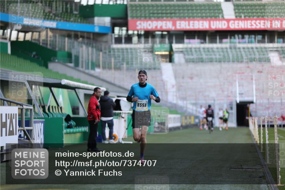 06.10.2024 - 19. swb-Marathon Bremen Yannick Fuchs http://msf.ph/oto/7374707 06.10.2024 10:16:28 Laufen im Stadion 7498, 8559 meine-sportfotos.de