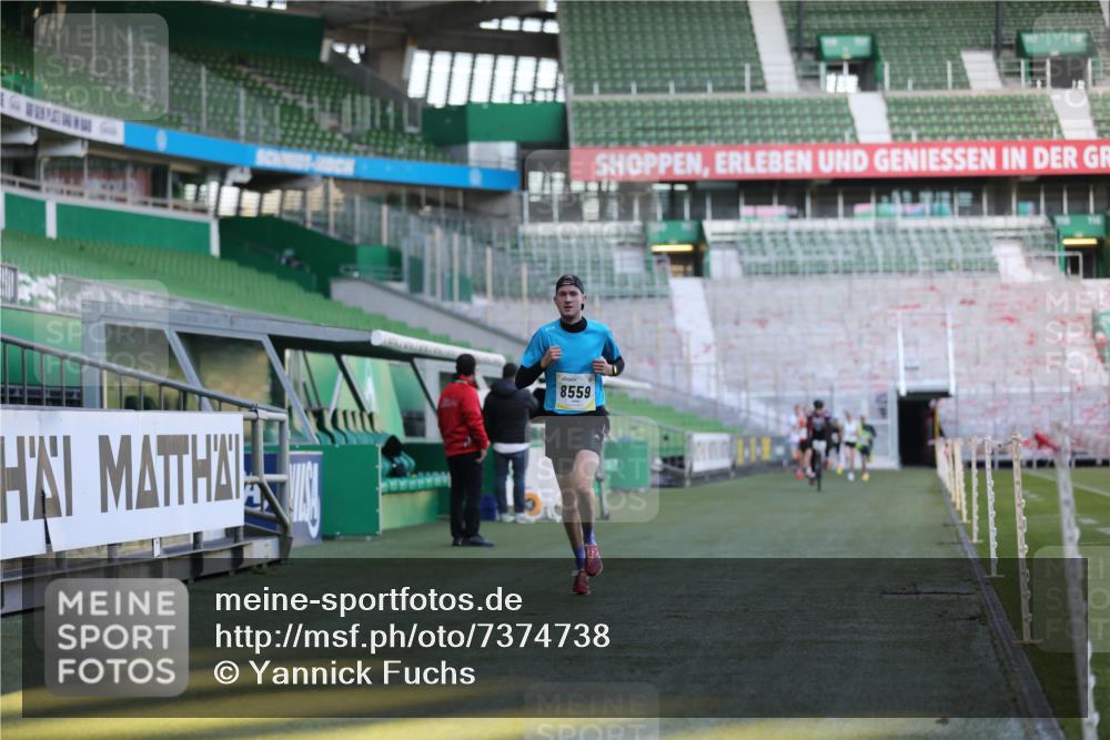 06.10.2024 - 19. swb-Marathon Bremen Yannick Fuchs http://msf.ph/oto/7374738 06.10.2024 10:16:28 Laufen im Stadion 7498, 8559 meine-sportfotos.de