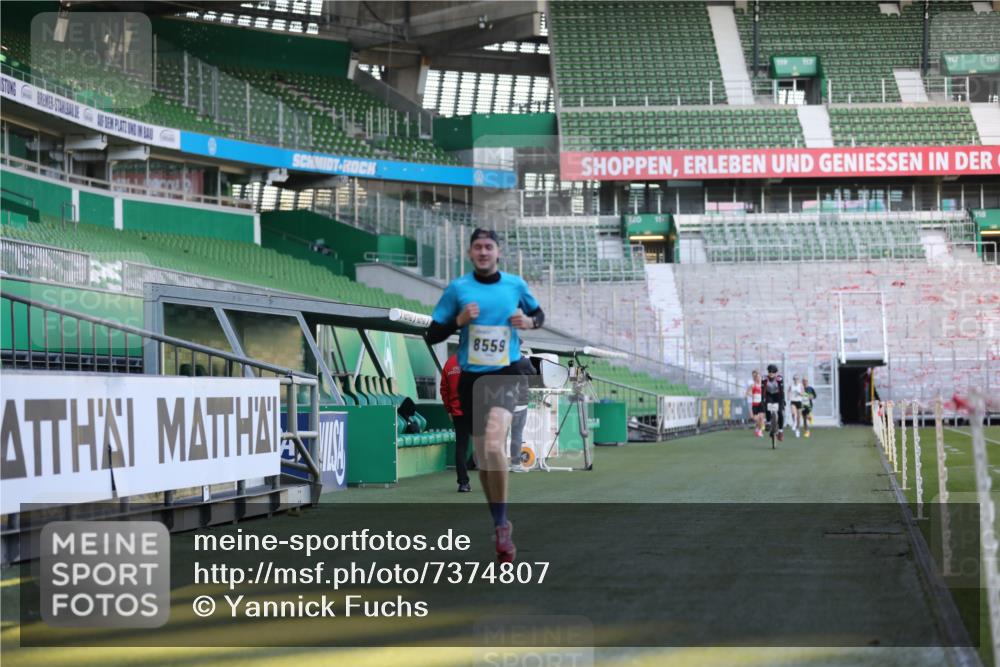 06.10.2024 - 19. swb-Marathon Bremen Yannick Fuchs http://msf.ph/oto/7374807 06.10.2024 10:16:29 Laufen im Stadion 7498, 8559 meine-sportfotos.de