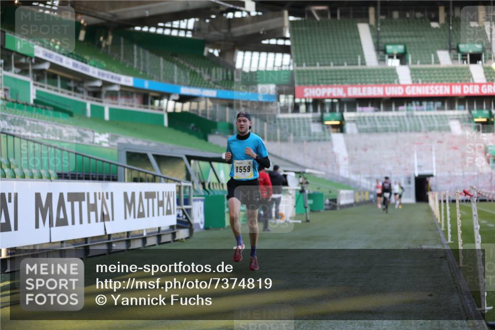 06.10.2024 - 19. swb-Marathon Bremen Yannick Fuchs http://msf.ph/oto/7374819 06.10.2024 10:16:29 Laufen im Stadion 7498, 8559 meine-sportfotos.de