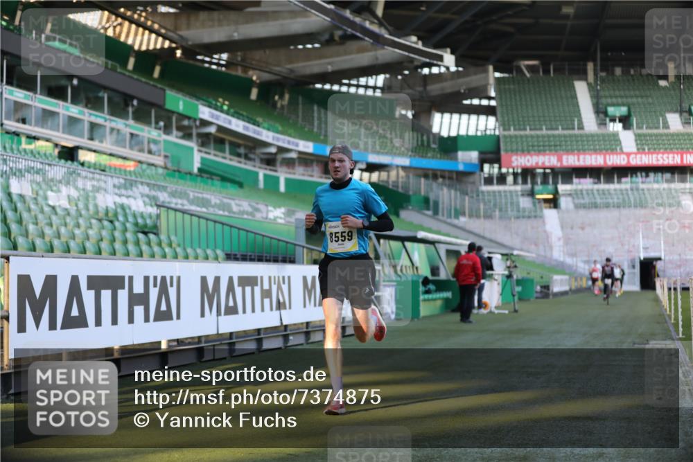 06.10.2024 - 19. swb-Marathon Bremen Yannick Fuchs http://msf.ph/oto/7374875 06.10.2024 10:16:30 Laufen im Stadion 7498, 8559 meine-sportfotos.de