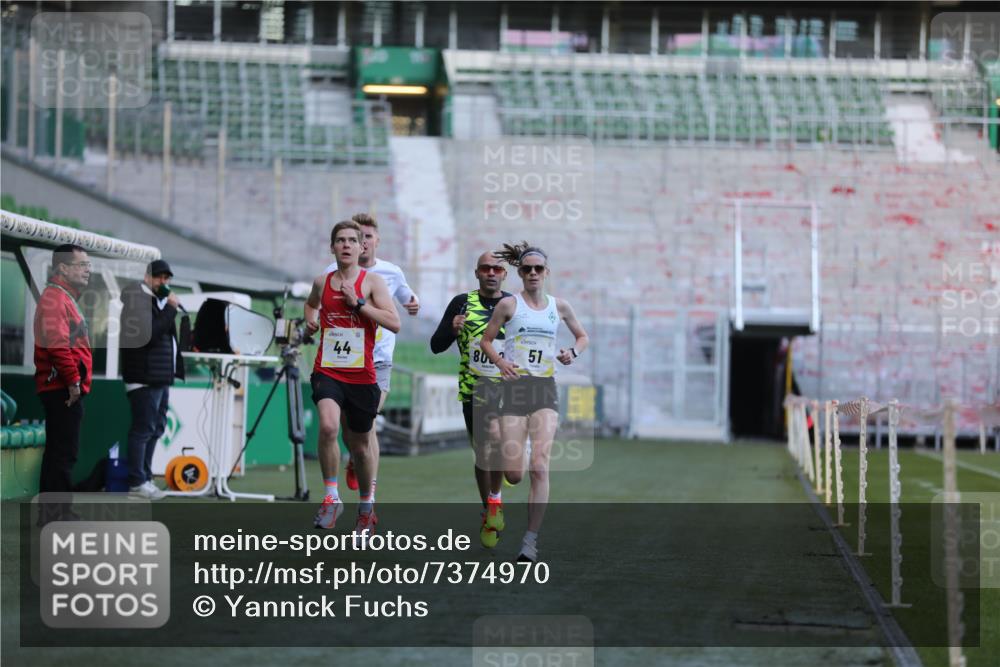 06.10.2024 - 19. swb-Marathon Bremen Yannick Fuchs http://msf.ph/oto/7374970 06.10.2024 10:16:39 Laufen im Stadion 44, 51, 7498, 8080, 8559, 8600 meine-sportfotos.de