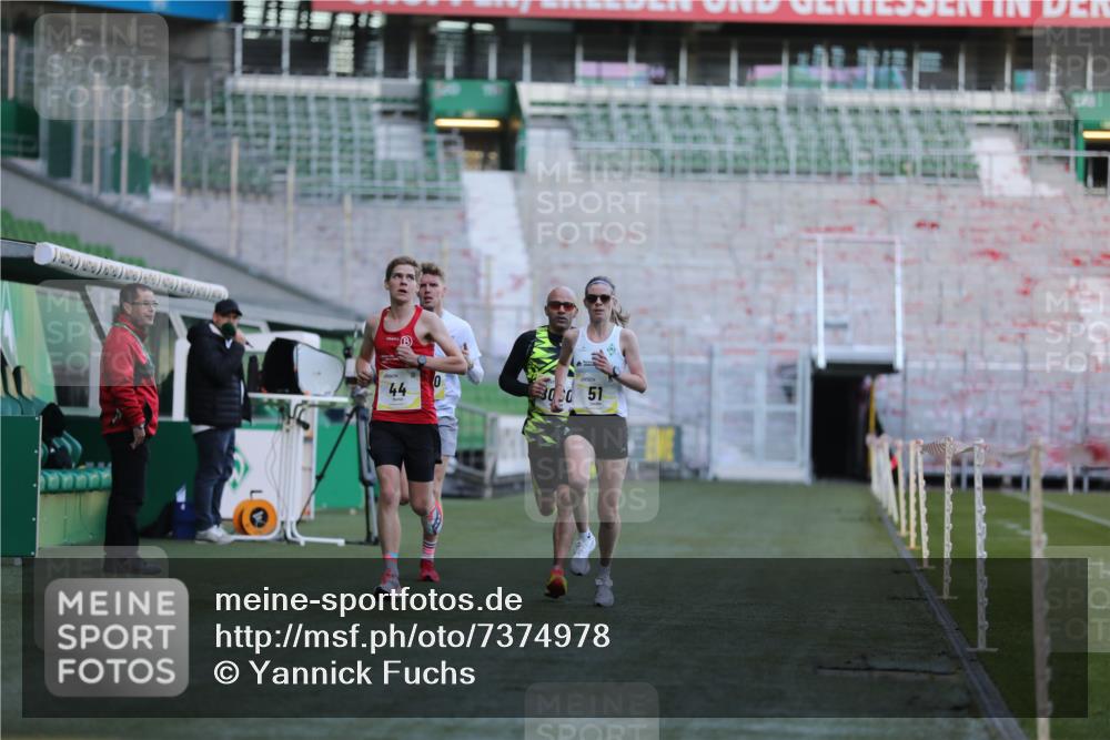 06.10.2024 - 19. swb-Marathon Bremen Yannick Fuchs http://msf.ph/oto/7374978 06.10.2024 10:16:39 Laufen im Stadion 44, 51, 7498, 8080, 8559, 8600 meine-sportfotos.de