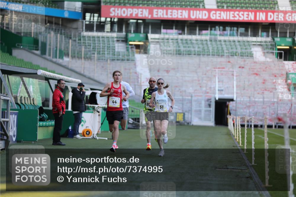 06.10.2024 - 19. swb-Marathon Bremen Yannick Fuchs http://msf.ph/oto/7374995 06.10.2024 10:16:40 Laufen im Stadion 44, 51, 7498, 8080, 8559, 8600 meine-sportfotos.de