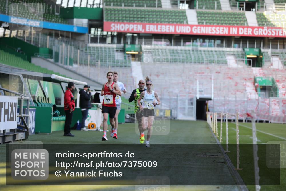 06.10.2024 - 19. swb-Marathon Bremen Yannick Fuchs http://msf.ph/oto/7375009 06.10.2024 10:16:40 Laufen im Stadion 44, 51, 7498, 8080, 8559, 8600 meine-sportfotos.de