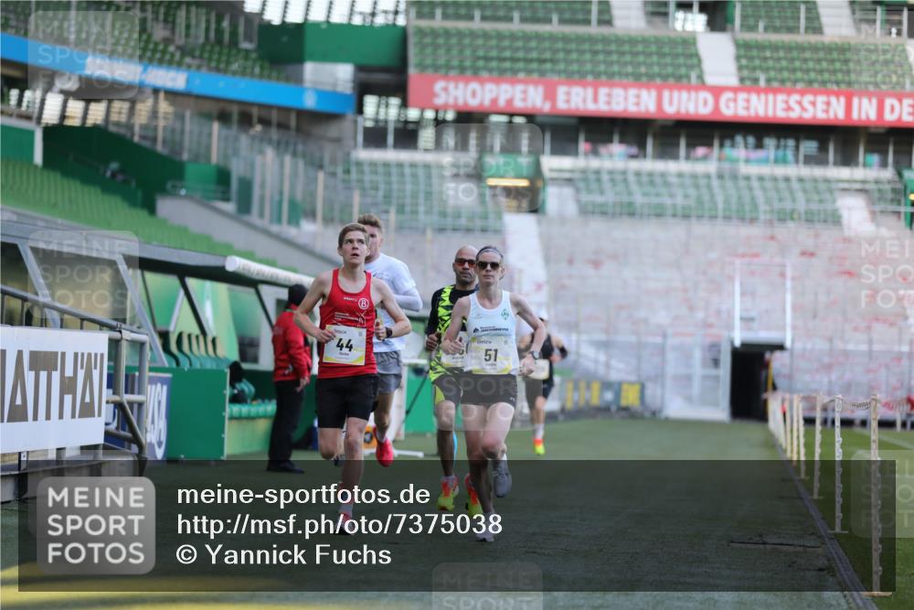 06.10.2024 - 19. swb-Marathon Bremen Yannick Fuchs http://msf.ph/oto/7375038 06.10.2024 10:16:41 Laufen im Stadion 44, 51, 7498, 8080, 8211, 8559, 8600 meine-sportfotos.de