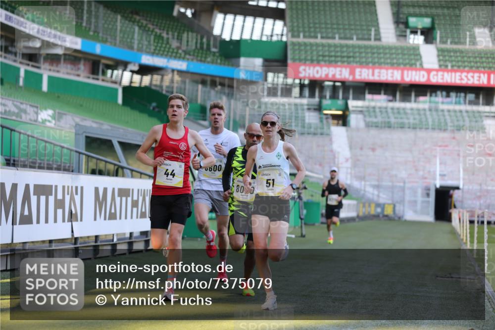 06.10.2024 - 19. swb-Marathon Bremen Yannick Fuchs http://msf.ph/oto/7375079 06.10.2024 10:16:42 Laufen im Stadion 44, 51, 7498, 8080, 8211, 8559, 8600 meine-sportfotos.de