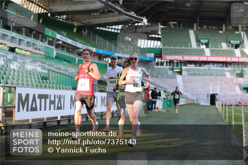 06.10.2024 - 19. swb-Marathon Bremen Yannick Fuchs http://msf.ph/oto/7375143 06.10.2024 10:16:43 Laufen im Stadion 44, 51, 7498, 8080, 8211, 8559, 8600 meine-sportfotos.de