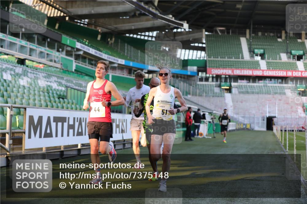 06.10.2024 - 19. swb-Marathon Bremen Yannick Fuchs http://msf.ph/oto/7375148 06.10.2024 10:16:43 Laufen im Stadion 44, 51, 7498, 8080, 8211, 8559, 8600 meine-sportfotos.de