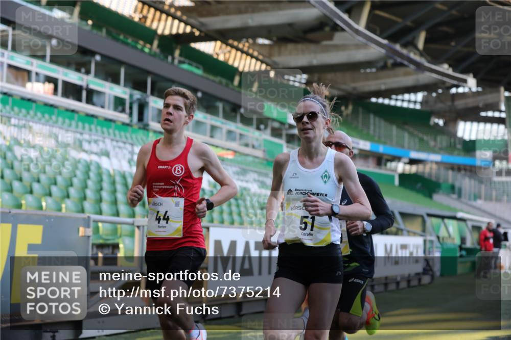 06.10.2024 - 19. swb-Marathon Bremen Yannick Fuchs http://msf.ph/oto/7375214 06.10.2024 10:16:44 Laufen im Stadion 44, 51, 7498, 8080, 8211, 8559, 8600 meine-sportfotos.de