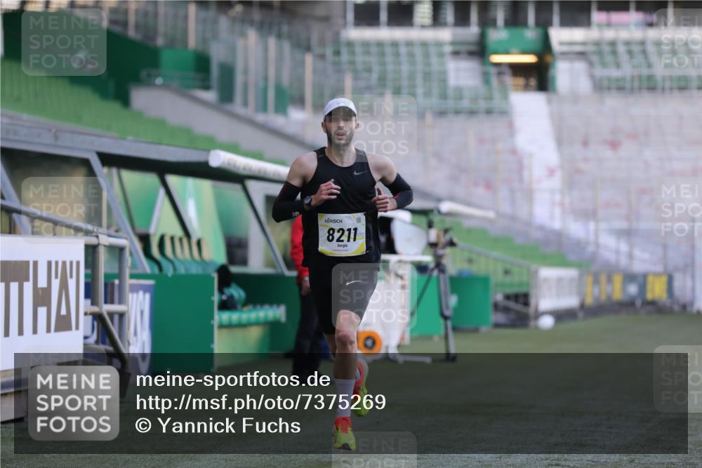 06.10.2024 - 19. swb-Marathon Bremen Yannick Fuchs http://msf.ph/oto/7375269 06.10.2024 10:16:46 Laufen im Stadion 44, 51, 7498, 8080, 8211, 8559, 8600 meine-sportfotos.de