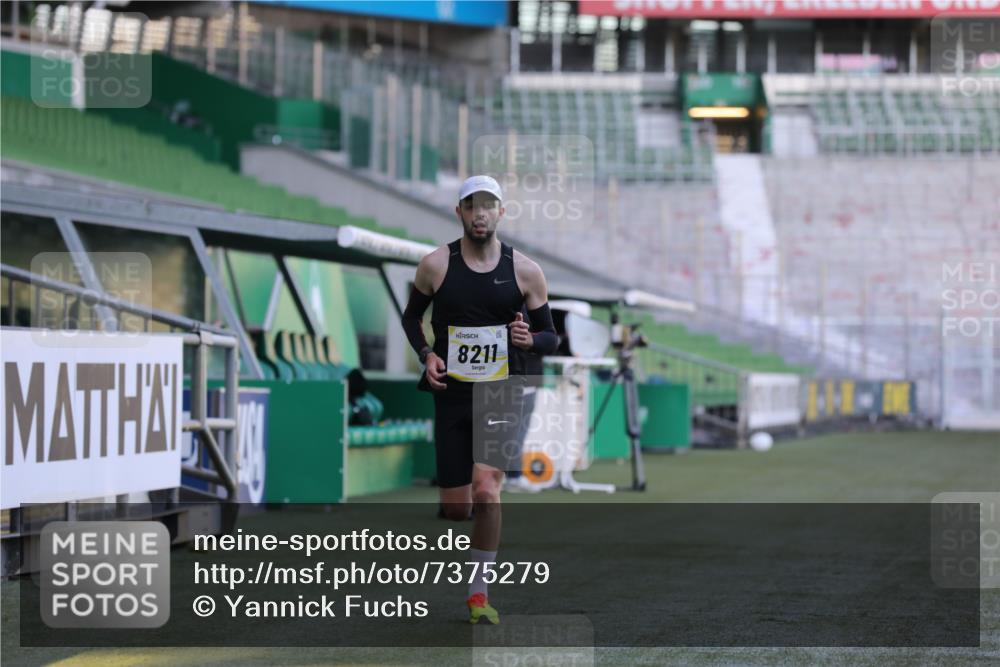 06.10.2024 - 19. swb-Marathon Bremen Yannick Fuchs http://msf.ph/oto/7375279 06.10.2024 10:16:46 Laufen im Stadion 44, 51, 7498, 8080, 8211, 8559, 8600 meine-sportfotos.de
