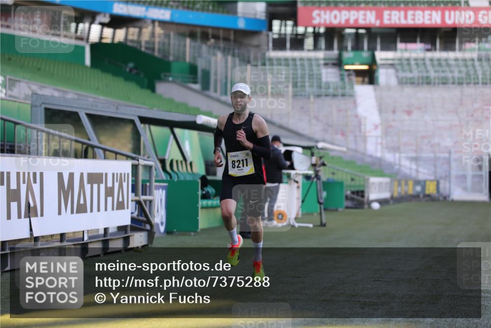 06.10.2024 - 19. swb-Marathon Bremen Yannick Fuchs http://msf.ph/oto/7375288 06.10.2024 10:16:46 Laufen im Stadion 44, 51, 7498, 8080, 8211, 8559, 8600 meine-sportfotos.de