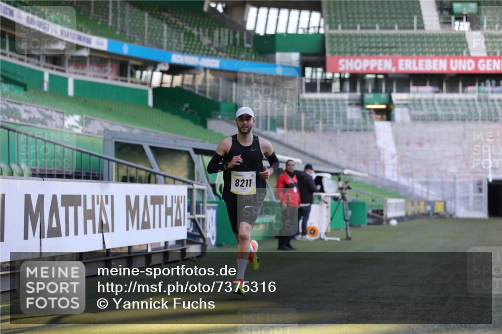 06.10.2024 - 19. swb-Marathon Bremen Yannick Fuchs http://msf.ph/oto/7375316 06.10.2024 10:16:47 Laufen im Stadion 44, 51, 7498, 8080, 8211, 8559, 8600 meine-sportfotos.de