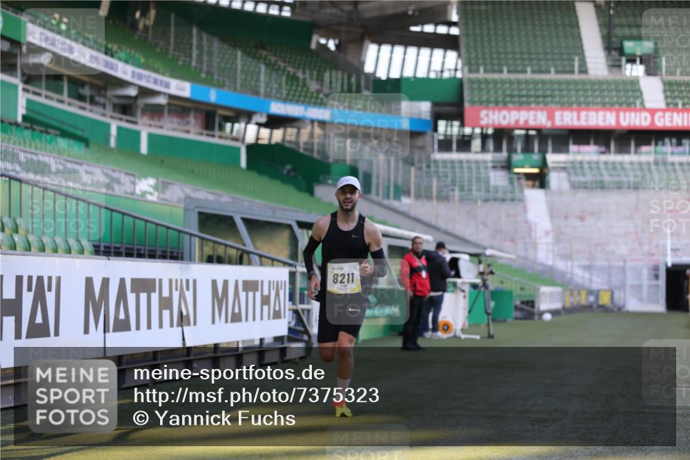 06.10.2024 - 19. swb-Marathon Bremen Yannick Fuchs http://msf.ph/oto/7375323 06.10.2024 10:16:47 Laufen im Stadion 44, 51, 7498, 8080, 8211, 8559, 8600 meine-sportfotos.de