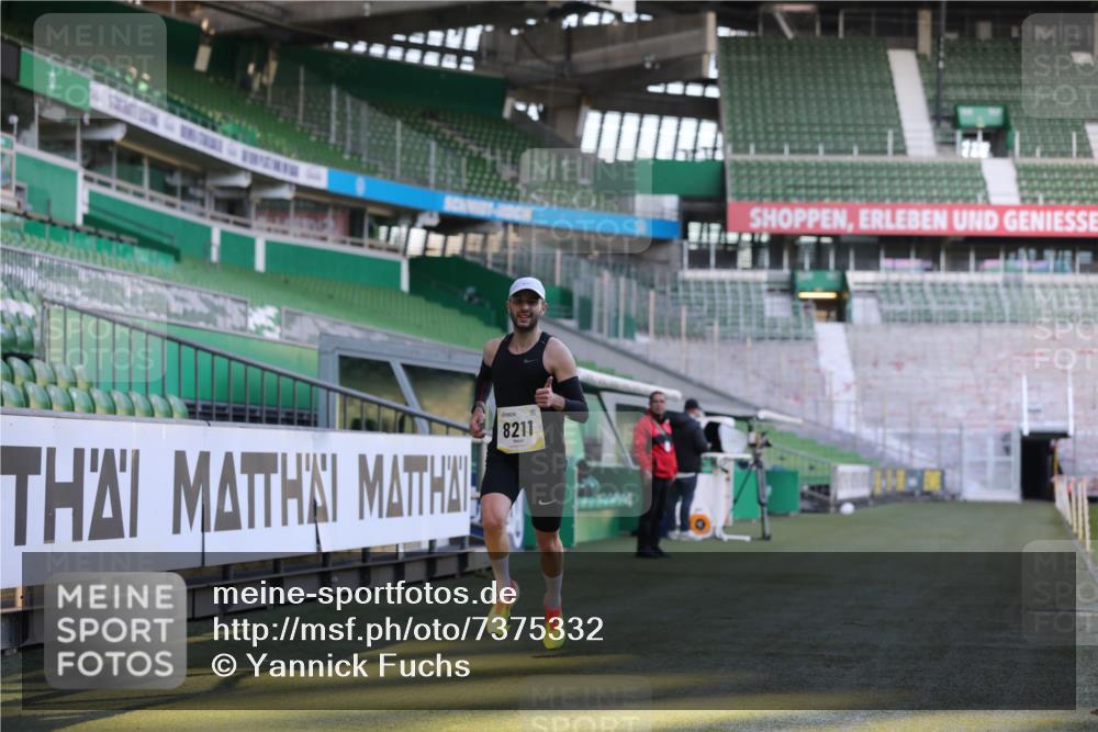 06.10.2024 - 19. swb-Marathon Bremen Yannick Fuchs http://msf.ph/oto/7375332 06.10.2024 10:16:47 Laufen im Stadion 44, 51, 7498, 8080, 8211, 8559, 8600 meine-sportfotos.de