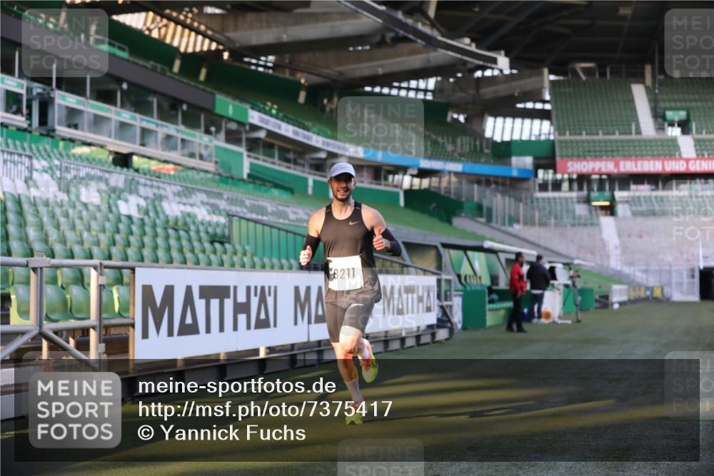 06.10.2024 - 19. swb-Marathon Bremen Yannick Fuchs http://msf.ph/oto/7375417 06.10.2024 10:16:48 Laufen im Stadion 44, 51, 7498, 8080, 8211, 8559, 8600 meine-sportfotos.de