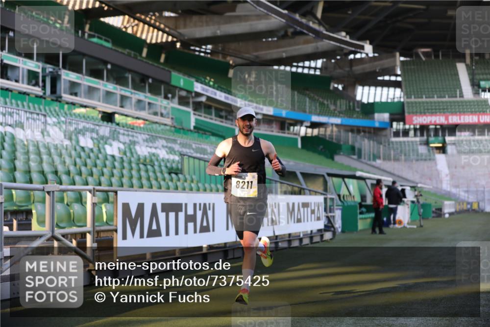 06.10.2024 - 19. swb-Marathon Bremen Yannick Fuchs http://msf.ph/oto/7375425 06.10.2024 10:16:48 Laufen im Stadion 44, 51, 7498, 8080, 8211, 8559, 8600 meine-sportfotos.de