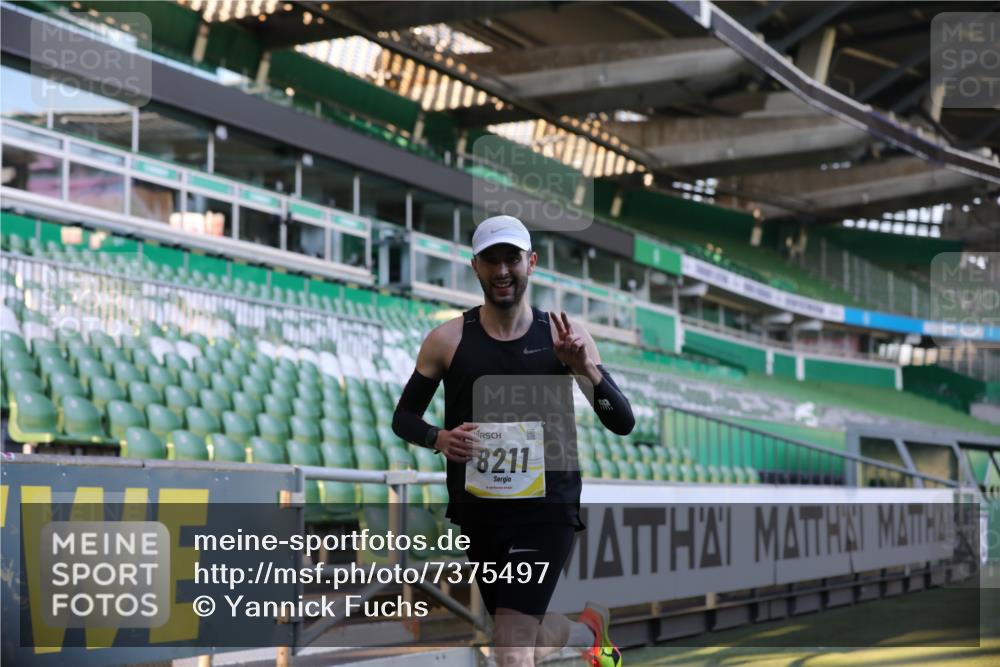 06.10.2024 - 19. swb-Marathon Bremen Yannick Fuchs http://msf.ph/oto/7375497 06.10.2024 10:16:49 Laufen im Stadion 44, 51, 7498, 8080, 8211, 8559, 8600 meine-sportfotos.de