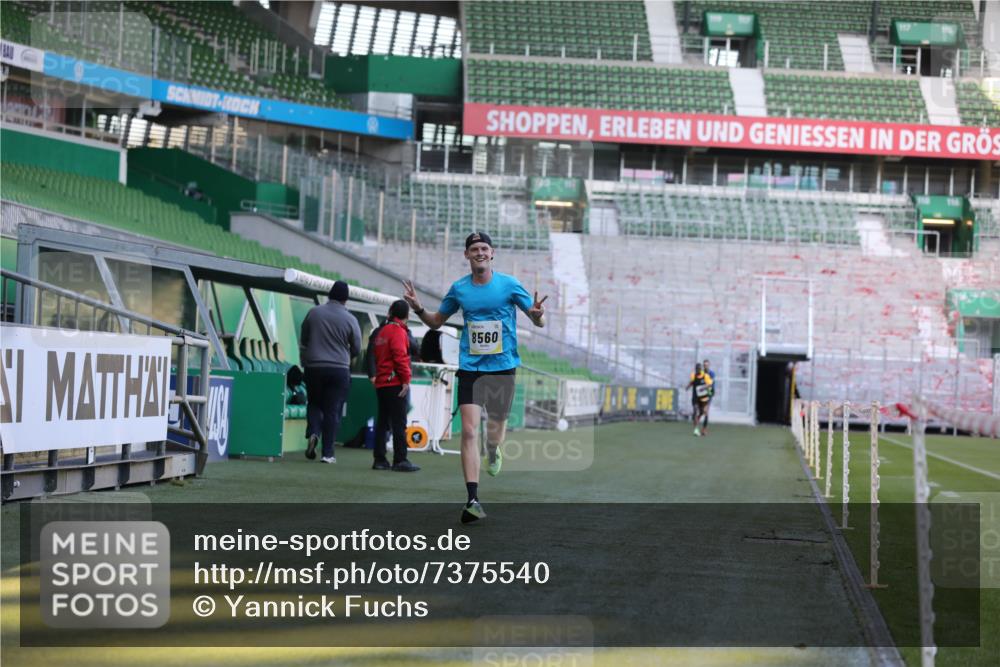 06.10.2024 - 19. swb-Marathon Bremen Yannick Fuchs http://msf.ph/oto/7375540 06.10.2024 10:17:12 Laufen im Stadion 44, 51, 8080, 8211, 8560, 8600 meine-sportfotos.de