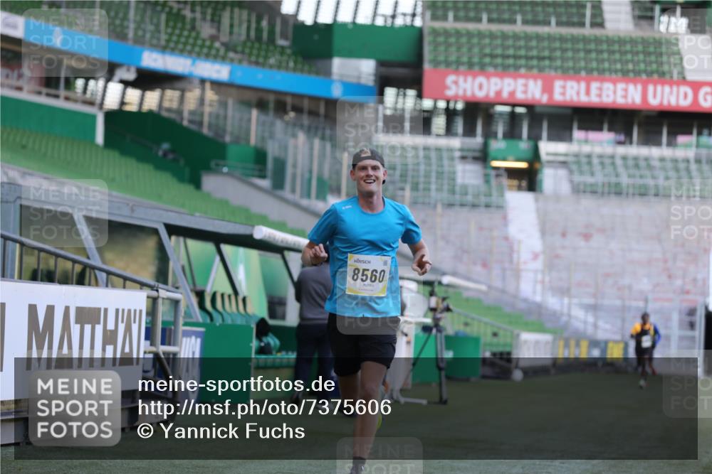 06.10.2024 - 19. swb-Marathon Bremen Yannick Fuchs http://msf.ph/oto/7375606 06.10.2024 10:17:13 Laufen im Stadion 44, 51, 8080, 8211, 8560, 8600 meine-sportfotos.de