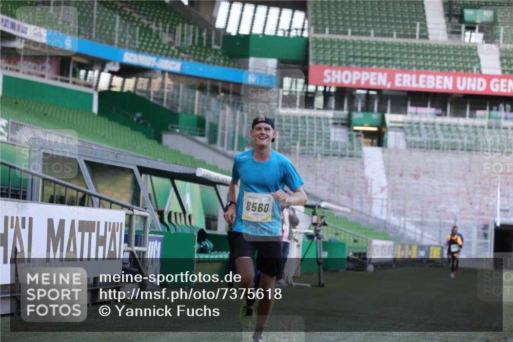 06.10.2024 - 19. swb-Marathon Bremen Yannick Fuchs http://msf.ph/oto/7375618 06.10.2024 10:17:14 Laufen im Stadion 44, 51, 8080, 8211, 8560, 8600 meine-sportfotos.de