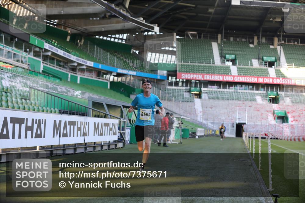 06.10.2024 - 19. swb-Marathon Bremen Yannick Fuchs http://msf.ph/oto/7375671 06.10.2024 10:17:14 Laufen im Stadion 44, 51, 8080, 8211, 8560, 8600 meine-sportfotos.de