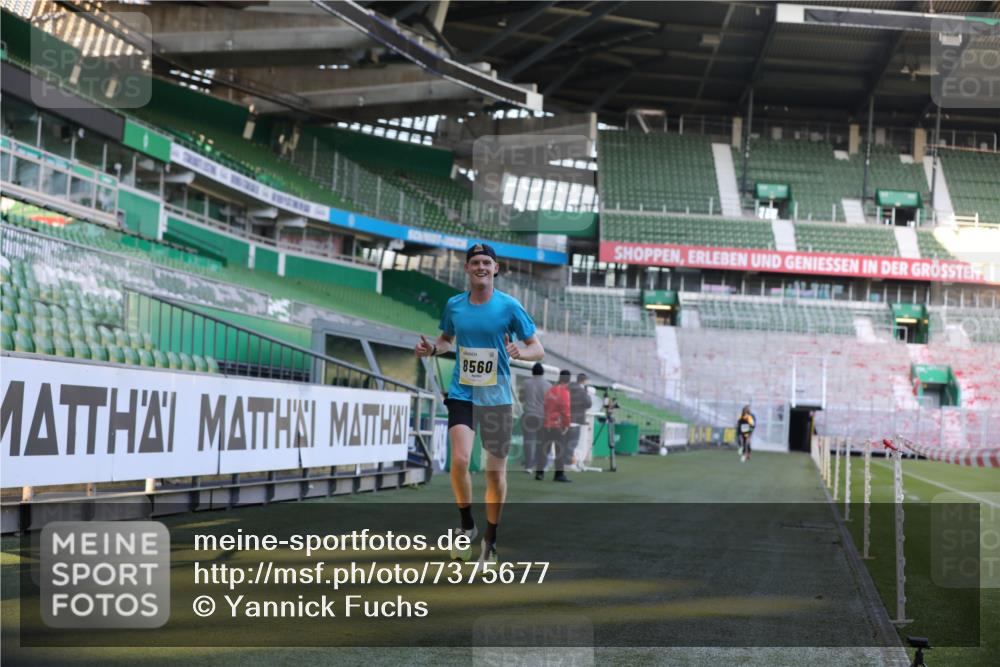 06.10.2024 - 19. swb-Marathon Bremen Yannick Fuchs http://msf.ph/oto/7375677 06.10.2024 10:17:14 Laufen im Stadion 44, 51, 8080, 8211, 8560, 8600 meine-sportfotos.de