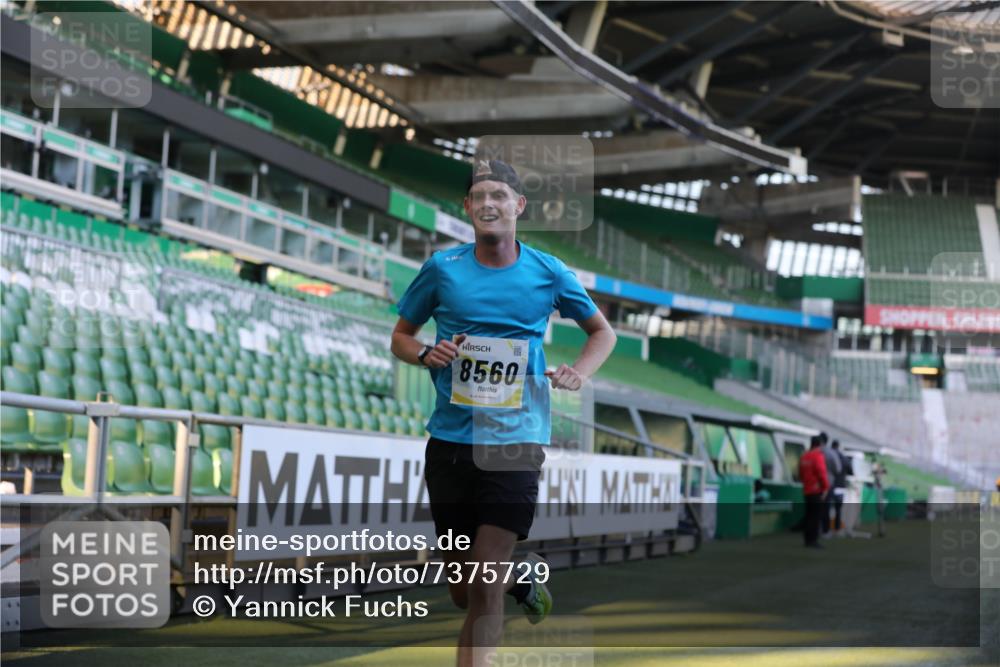 06.10.2024 - 19. swb-Marathon Bremen Yannick Fuchs http://msf.ph/oto/7375729 06.10.2024 10:17:15 Laufen im Stadion 44, 51, 8080, 8211, 8560, 8600 meine-sportfotos.de
