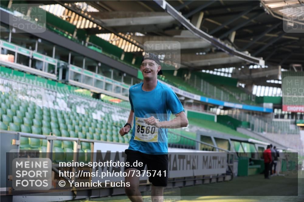 06.10.2024 - 19. swb-Marathon Bremen Yannick Fuchs http://msf.ph/oto/7375741 06.10.2024 10:17:16 Laufen im Stadion 44, 51, 8080, 8211, 8560, 8600 meine-sportfotos.de