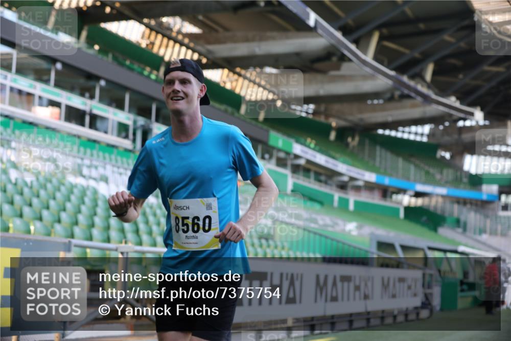 06.10.2024 - 19. swb-Marathon Bremen Yannick Fuchs http://msf.ph/oto/7375754 06.10.2024 10:17:16 Laufen im Stadion 44, 51, 8080, 8211, 8560, 8600 meine-sportfotos.de