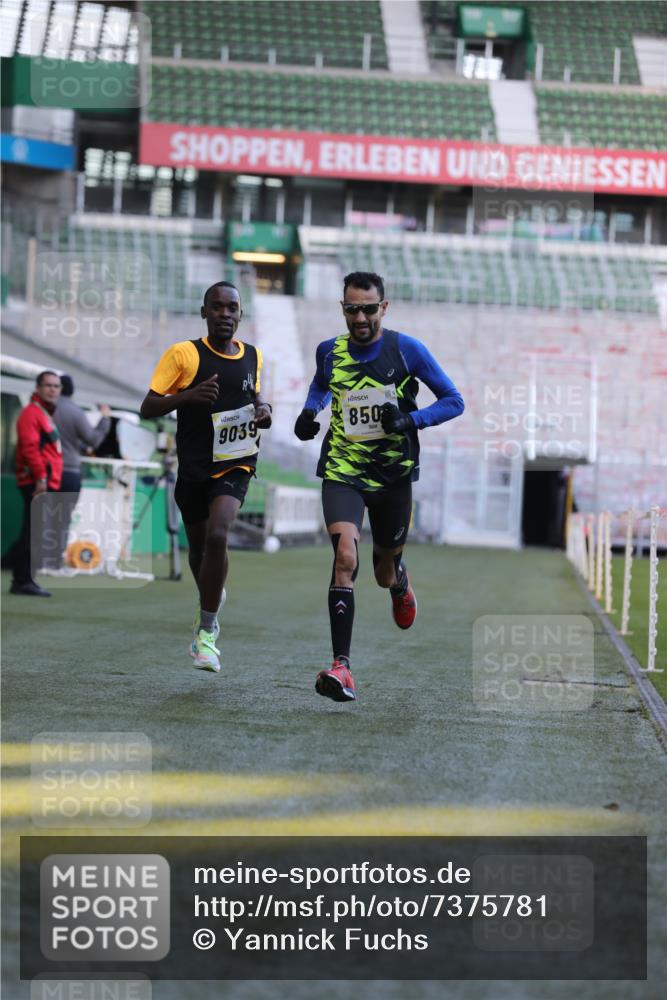 06.10.2024 - 19. swb-Marathon Bremen Yannick Fuchs http://msf.ph/oto/7375781 06.10.2024 10:17:24 Laufen im Stadion 8211, 8500, 8560, 9039 meine-sportfotos.de