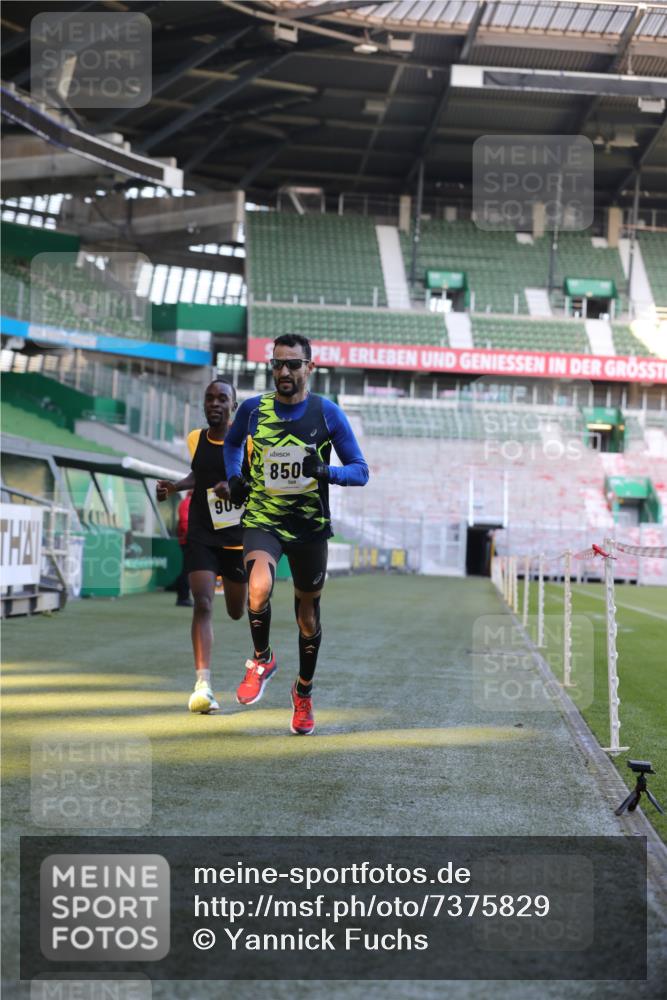 06.10.2024 - 19. swb-Marathon Bremen Yannick Fuchs http://msf.ph/oto/7375829 06.10.2024 10:17:25 Laufen im Stadion 8211, 8500, 8560, 9039 meine-sportfotos.de