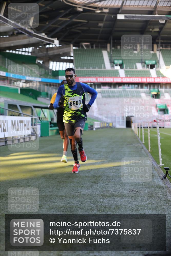 06.10.2024 - 19. swb-Marathon Bremen Yannick Fuchs http://msf.ph/oto/7375837 06.10.2024 10:17:26 Laufen im Stadion 8211, 8500, 8560, 9039 meine-sportfotos.de
