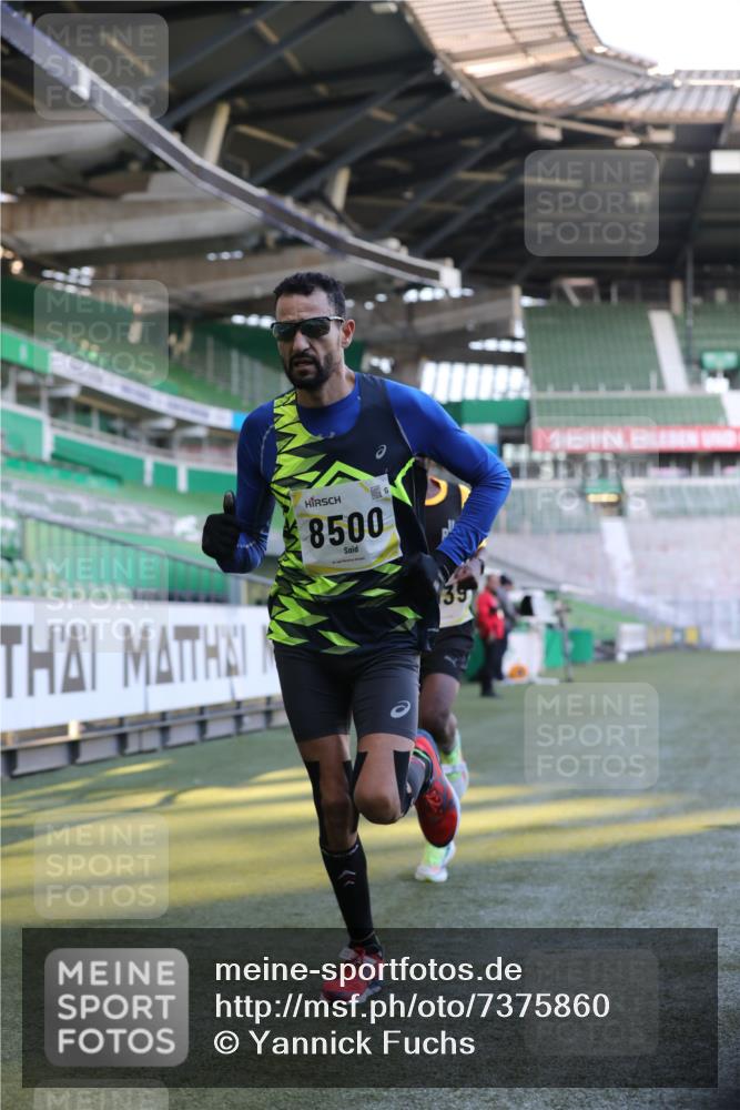 06.10.2024 - 19. swb-Marathon Bremen Yannick Fuchs http://msf.ph/oto/7375860 06.10.2024 10:17:26 Laufen im Stadion 8211, 8500, 8560, 9039 meine-sportfotos.de