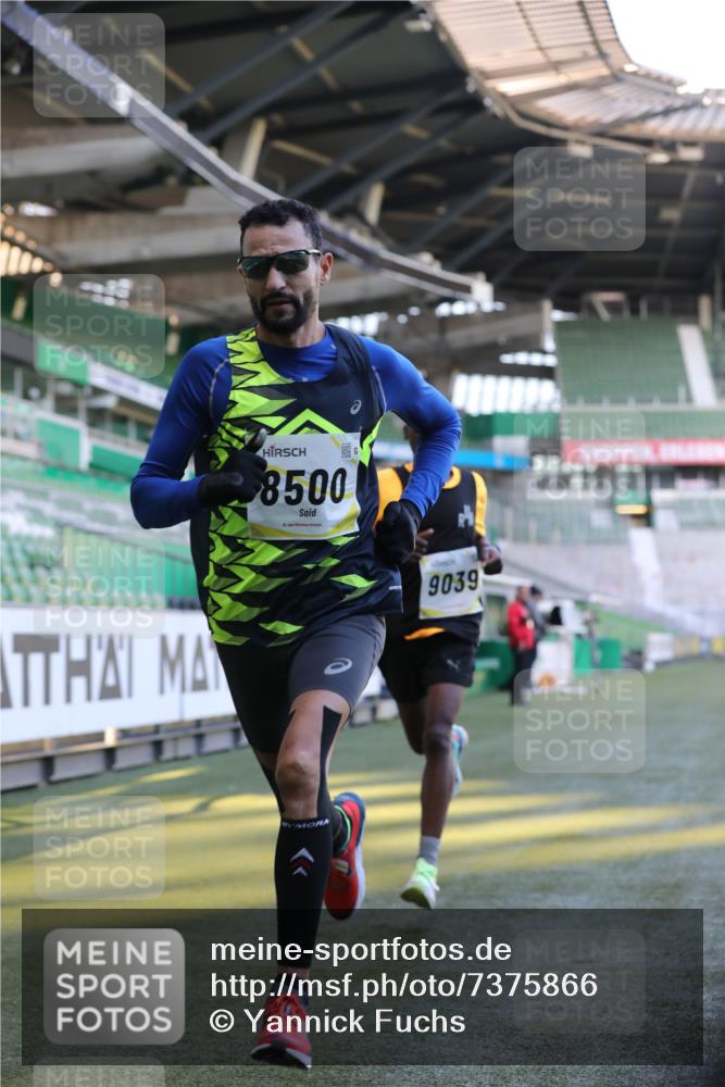 06.10.2024 - 19. swb-Marathon Bremen Yannick Fuchs http://msf.ph/oto/7375866 06.10.2024 10:17:26 Laufen im Stadion 8211, 8500, 8560, 9039 meine-sportfotos.de
