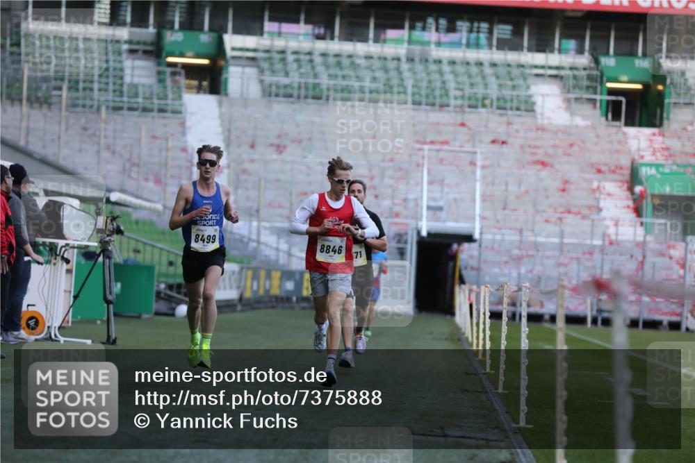 06.10.2024 - 19. swb-Marathon Bremen Yannick Fuchs http://msf.ph/oto/7375888 06.10.2024 10:17:51 Laufen im Stadion 8371, 8500, 8560, 8846, 9039 meine-sportfotos.de