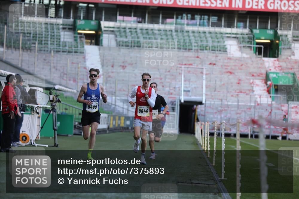 06.10.2024 - 19. swb-Marathon Bremen Yannick Fuchs http://msf.ph/oto/7375893 06.10.2024 10:17:51 Laufen im Stadion 8371, 8500, 8560, 8846, 9039 meine-sportfotos.de