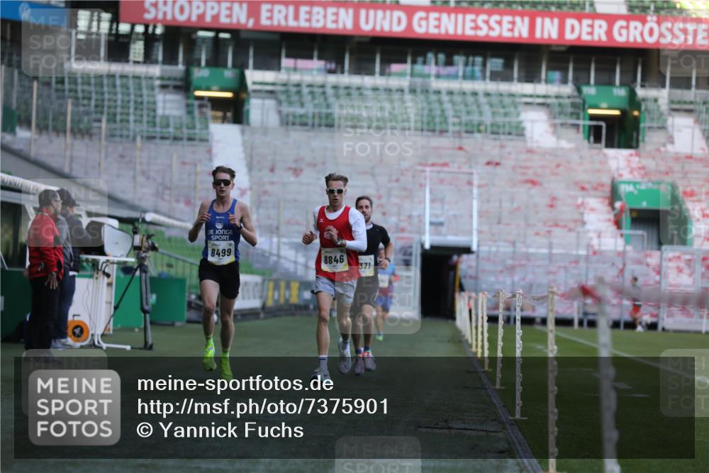 06.10.2024 - 19. swb-Marathon Bremen Yannick Fuchs http://msf.ph/oto/7375901 06.10.2024 10:17:51 Laufen im Stadion 8371, 8500, 8560, 8846, 9039 meine-sportfotos.de