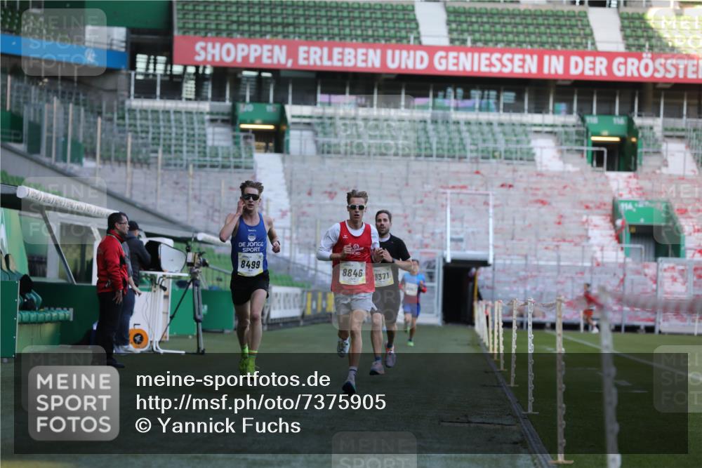 06.10.2024 - 19. swb-Marathon Bremen Yannick Fuchs http://msf.ph/oto/7375905 06.10.2024 10:17:51 Laufen im Stadion 8371, 8500, 8560, 8846, 9039 meine-sportfotos.de