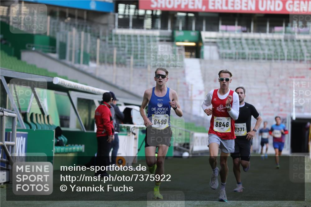 06.10.2024 - 19. swb-Marathon Bremen Yannick Fuchs http://msf.ph/oto/7375922 06.10.2024 10:17:52 Laufen im Stadion 8371, 8500, 8560, 8846, 9039 meine-sportfotos.de