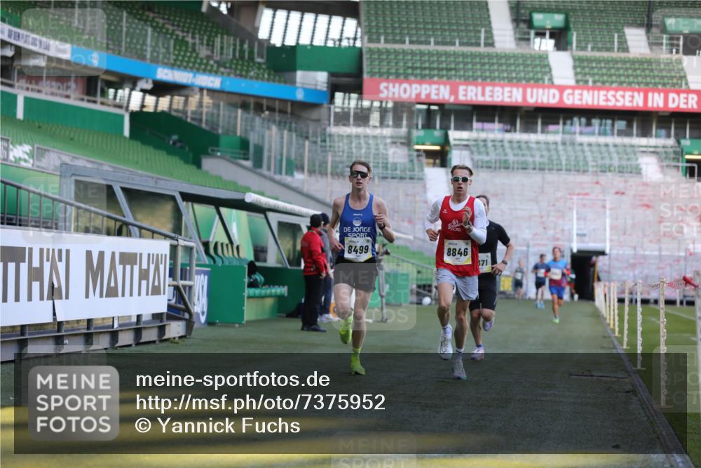 06.10.2024 - 19. swb-Marathon Bremen Yannick Fuchs http://msf.ph/oto/7375952 06.10.2024 10:17:53 Laufen im Stadion 8371, 8500, 8560, 8846, 9039 meine-sportfotos.de