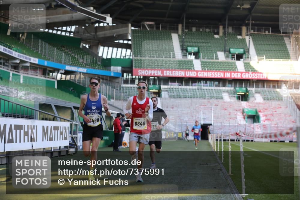 06.10.2024 - 19. swb-Marathon Bremen Yannick Fuchs http://msf.ph/oto/7375991 06.10.2024 10:17:54 Laufen im Stadion 8371, 8500, 8846, 9039 meine-sportfotos.de