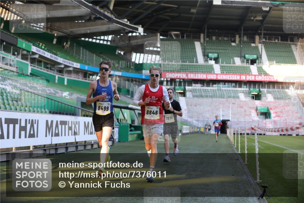 06.10.2024 - 19. swb-Marathon Bremen Yannick Fuchs http://msf.ph/oto/7376011 06.10.2024 10:17:55 Laufen im Stadion 8371, 8500, 8846, 9039, 9063 meine-sportfotos.de