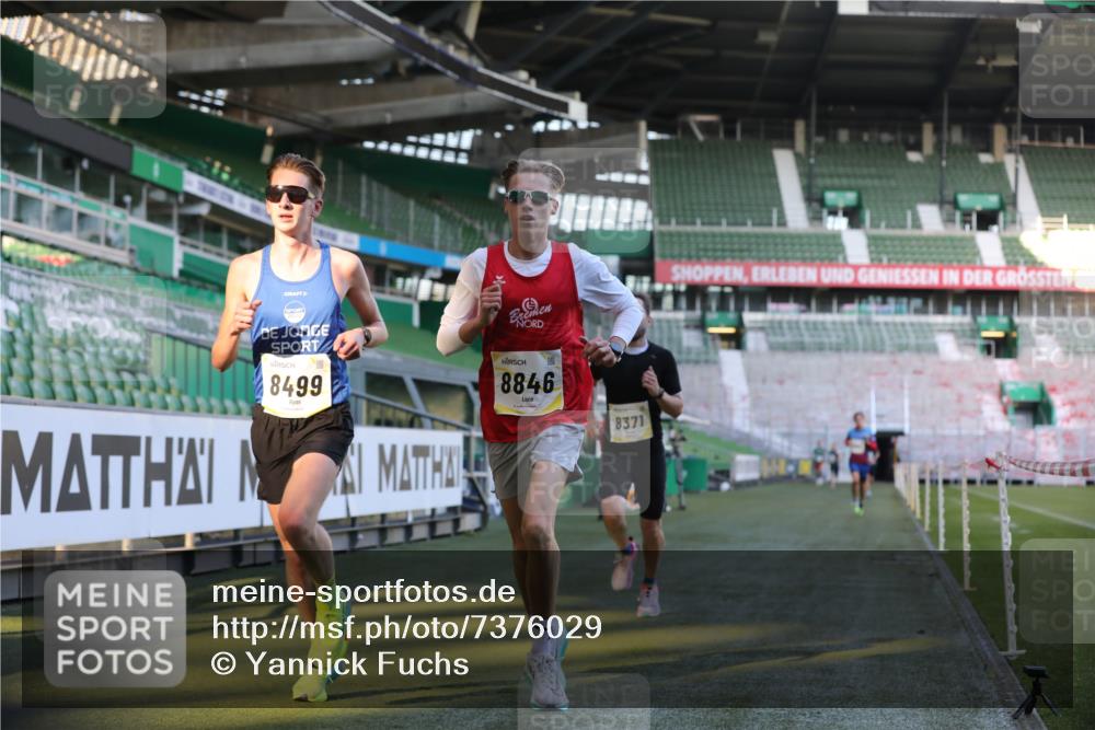 06.10.2024 - 19. swb-Marathon Bremen Yannick Fuchs http://msf.ph/oto/7376029 06.10.2024 10:17:55 Laufen im Stadion 8371, 8500, 8846, 9039, 9063 meine-sportfotos.de
