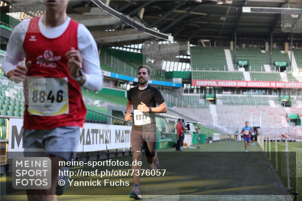06.10.2024 - 19. swb-Marathon Bremen Yannick Fuchs http://msf.ph/oto/7376057 06.10.2024 10:17:56 Laufen im Stadion 8371, 8500, 8846, 9039, 9063 meine-sportfotos.de